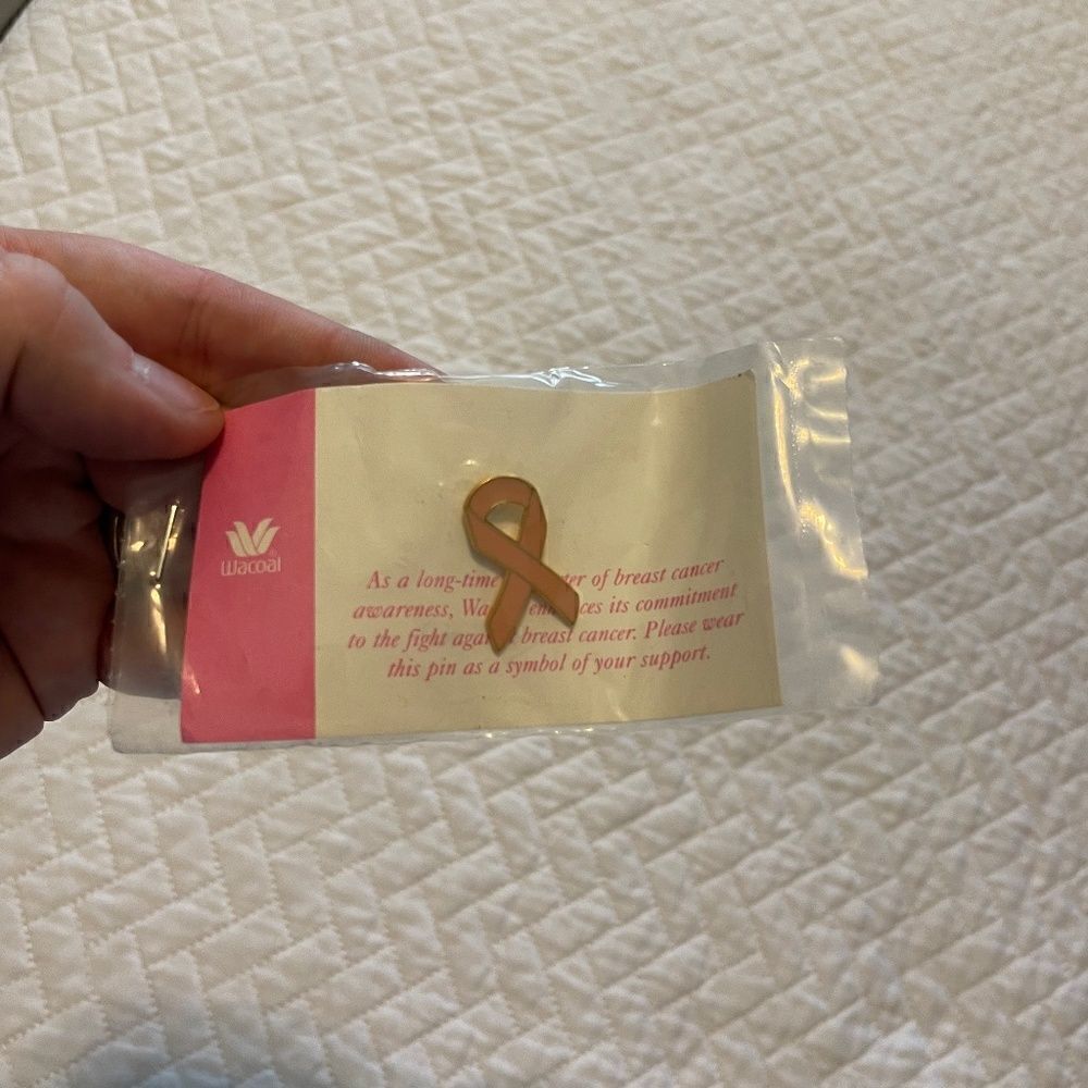 NWT Wacoal Breast Cancer Awareness Pin - OS